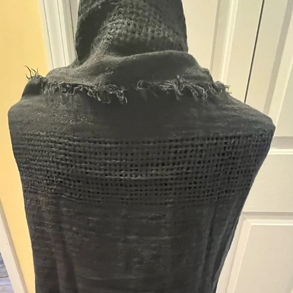 Steve Madden Oversized Dark Gray Lightweight Fringed Woven Shawl/Wrap - Picture 2 of 6